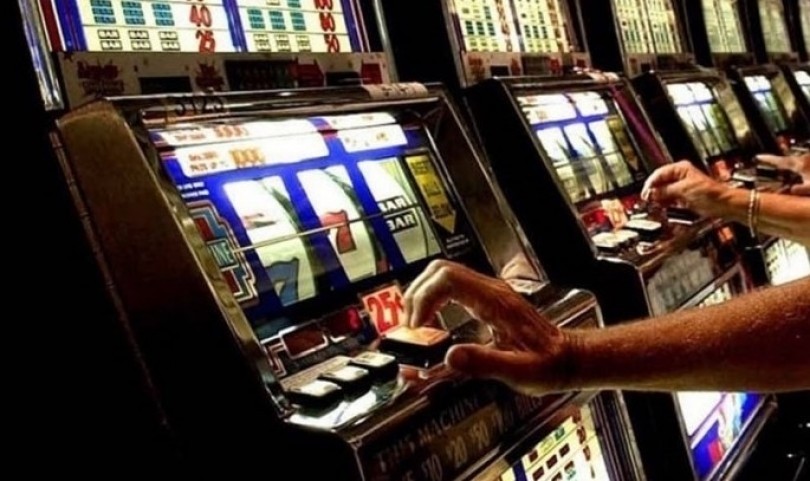 Gioca alle slot, ma il bar è in chiusura: trascinata fuori a forza